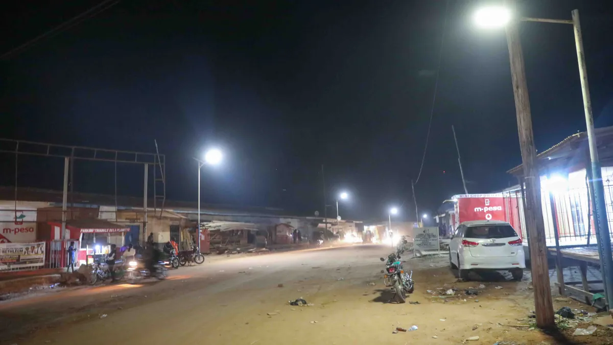 Plus de trois ans après le lancement d’un projet d’éclairage public soutenu par la MONUSCO, les lampadaires solaires continuent de contribuer à la sécurité des habitants et à la vie économique locale.