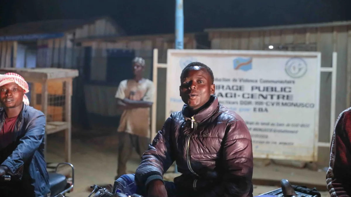 Plus de trois ans après le lancement d’un projet d’éclairage public soutenu par la MONUSCO, les lampadaires solaires continuent de contribuer à la sécurité des habitants et à la vie économique locale.
