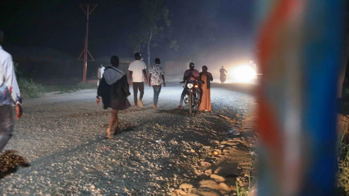 Plus de trois ans après le lancement d’un projet d’éclairage public soutenu par la MONUSCO, les lampadaires solaires continuent de contribuer à la sécurité des habitants et à la vie économique locale.