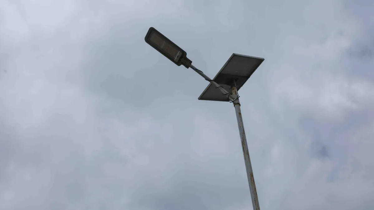 Plus de trois ans après le lancement d’un projet d’éclairage public soutenu par la MONUSCO, les lampadaires solaires continuent de contribuer à la sécurité des habitants et à la vie économique locale.