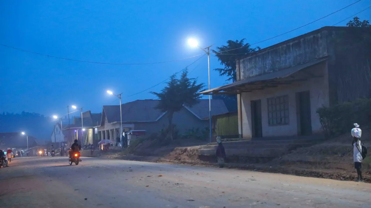 Plus de trois ans après le lancement d’un projet d’éclairage public soutenu par la MONUSCO, les lampadaires solaires continuent de contribuer à la sécurité des habitants et à la vie économique locale.