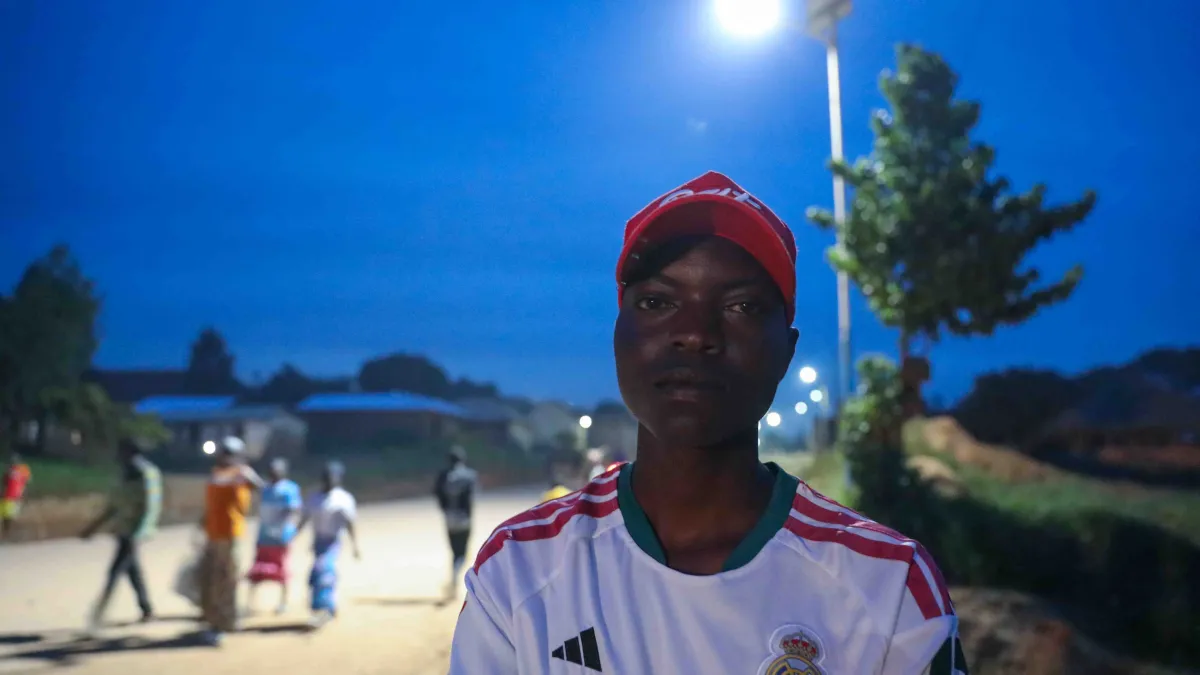 Plus de trois ans après le lancement d’un projet d’éclairage public soutenu par la MONUSCO, les lampadaires solaires continuent de contribuer à la sécurité des habitants et à la vie économique locale.