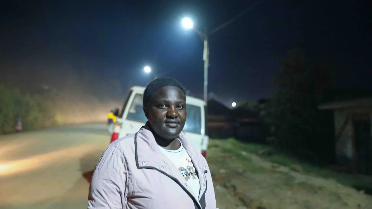 Plus de trois ans après le lancement d’un projet d’éclairage public soutenu par la MONUSCO, les lampadaires solaires continuent de contribuer à la sécurité des habitants et à la vie économique locale.