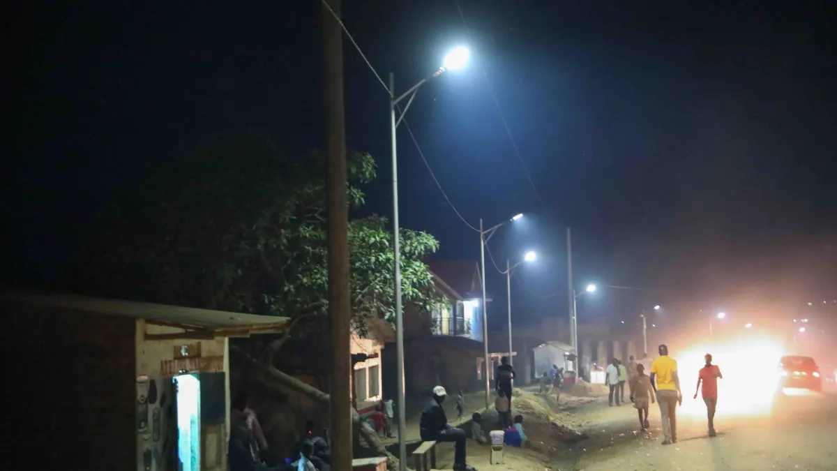 Plus de trois ans après le lancement d’un projet d’éclairage public soutenu par la #MONUSCO, les lampadaires solaires continuent de contribuer à la sécurité des habitants et à la vie économique locale.