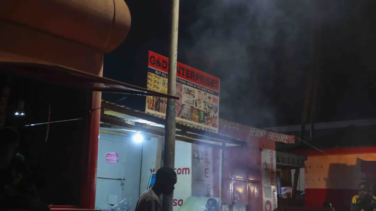 Plus de trois ans après le lancement d’un projet d’éclairage public soutenu par la MONUSCO, les lampadaires solaires continuent de contribuer à la sécurité des habitants et à la vie économique locale.