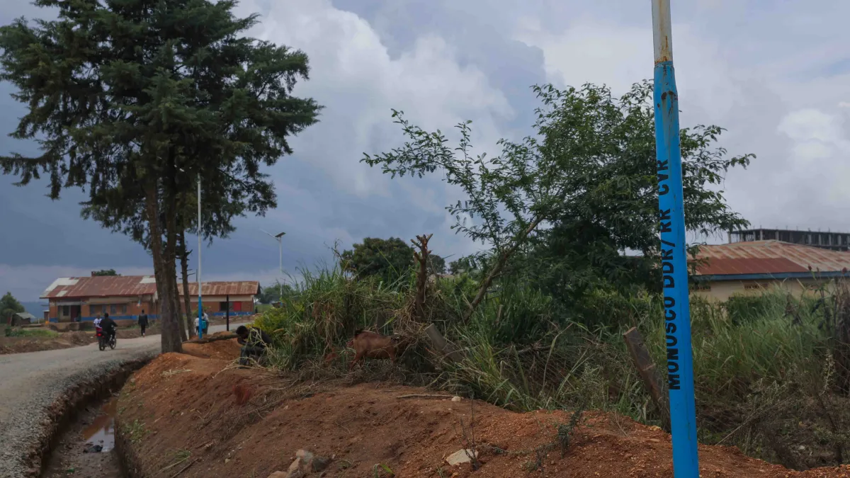 Plus de trois ans après le lancement d’un projet d’éclairage public soutenu par la MONUSCO, les lampadaires solaires continuent de contribuer à la sécurité des habitants et à la vie économique locale.