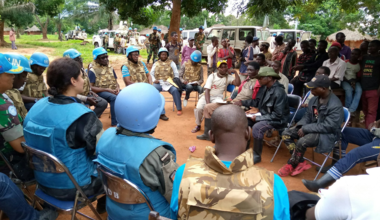 Une rencontre, appuyée par la MONUSCO, entre les leaders de la milice « Mai Mai Hapa na pale » et les autorités provinciales du Tanganyika à Mulolwa, à 110 km au Nord-ouest de Kalemie, dans le but d’entamer un processus de dialogue. MONUSCO//Francois-Xavier Mybe