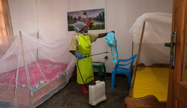 Un hygiéniste travaillant à la garderie Katwa, Butembo, Nord-Kivu en RDC. Photo UN/Martine Perret