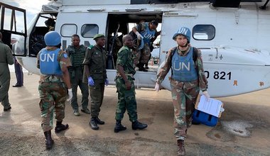 Dans le cadre des offensives lancées contre les ADF à Beni, en début novembre, les FARDC reçoivent l’appui de la Brigade d’Intervention (FIB) de la MONUSCO pour l’évacuation des blessés à partir des lignes de front vers les hôpitaux. Photo MONUSCO/Force
