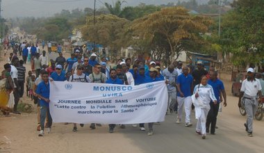 A Uvira, à l'occasion de la Journée Mondiale sans Voiture, la MONUSCO organise une marche pour sensibiliser la population contre la pollution atmosphérique.