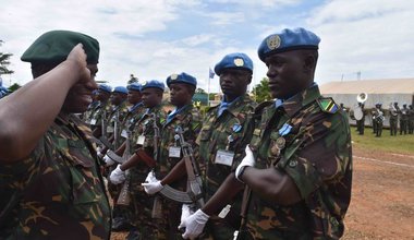 Les soldats du contingent Tanzanien reçoivent la médaille des Nations Unies