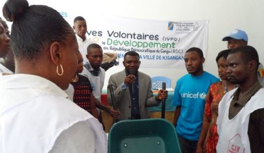 Les VNU remettent un lot d’outils d’assainissement au Corps des Jeunes Volontaires  Congolais