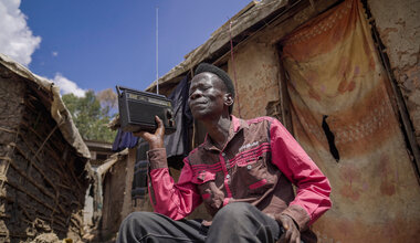 Logojibu Thierry, 46 ans, déplacé de guerre, habite dans le camp de déplacés de Fataki, en Ituri, protégé par la MONUSCO. Devant sa maison, il écoute la radio, espérant des informations sur la situation sécuritaire. Photo MONUSCO/Aubin Mukoni