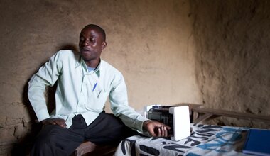 Un membre du Club des Amis de Radio Okapi (CARO) de Walikale, dans le Nord-Kivu, écoutant les nouvelles du 21 février 2012. MONUSCO/Sylvain Liechti