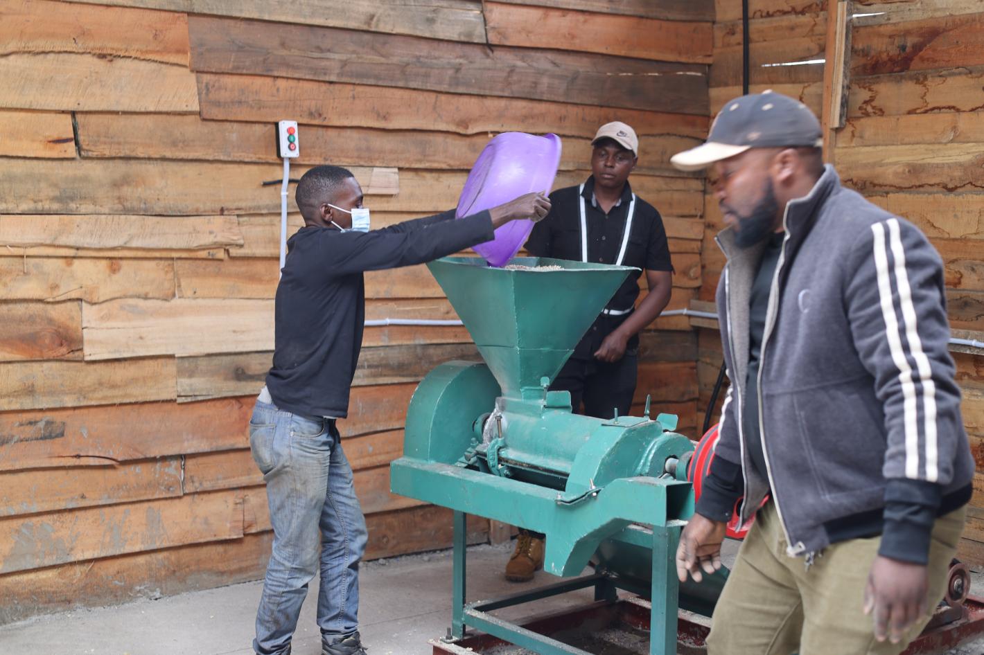Un des volets les plus visibles du projet a été inauguré à Buhima, un village du groupement de Munigi : le premier moulin à grain communautaire.