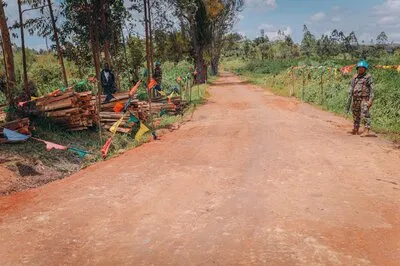 Un soldat de la paix se tient sur une route.