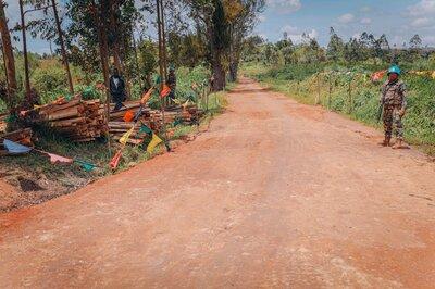 Un soldat de la paix se tient sur une route.