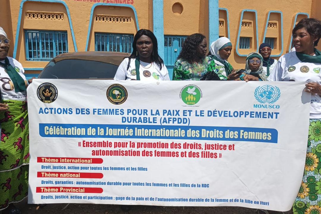 Pour la célébration de la Journée internationale des femmes, des policières de la MONUSCO ont participé à une marche en faveur de la paix, aux côtés de plus d’un millier de femmes congolaises.