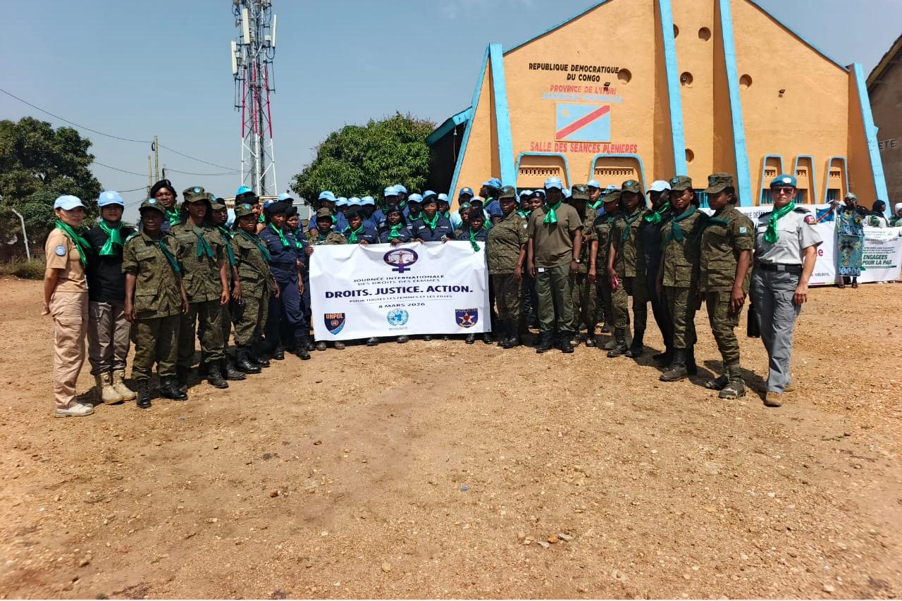 Pour la célébration de la Journée internationale des femmes, des policières de la MONUSCO ont participé à une marche en faveur de la paix, aux côtés de plus d’un millier de femmes congolaises.