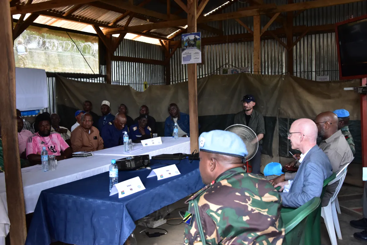 Le chef de la MONUSCO James Swan à Eringeti, mardi 21 avril 2026 au deuxième jour de sa visite à Beni, dans la province du Nord-Kivu.