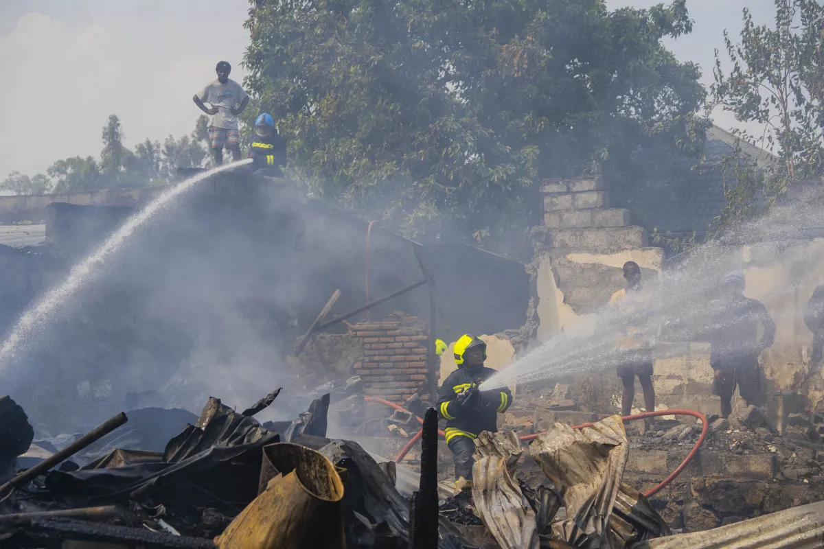Les équipes de secours ont également réussi à maîtriser le feu et à empêcher sa propagation aux habitations voisines. Toutefois, une dizaine de ménages ont perdu leurs biens.