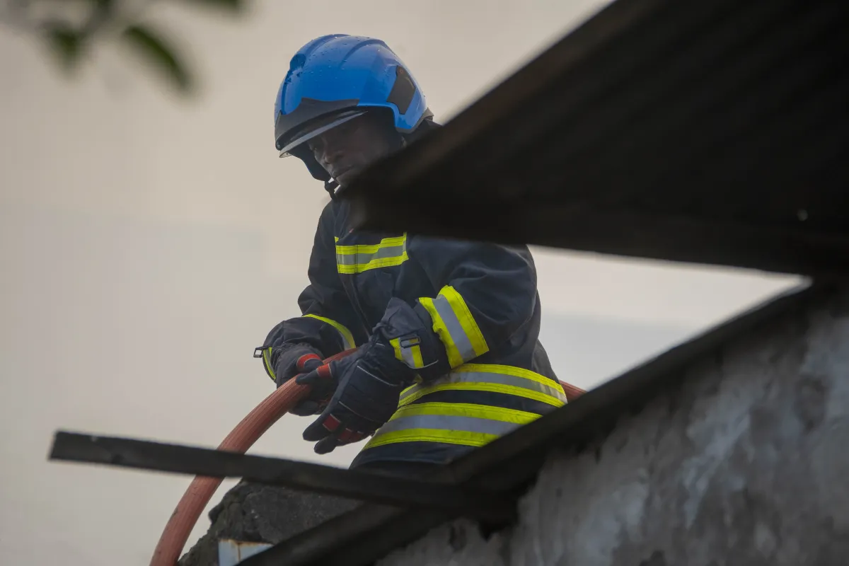 Les équipes de secours ont également réussi à maîtriser le feu et à empêcher sa propagation aux habitations voisines. Toutefois, une dizaine de ménages ont perdu leurs biens.