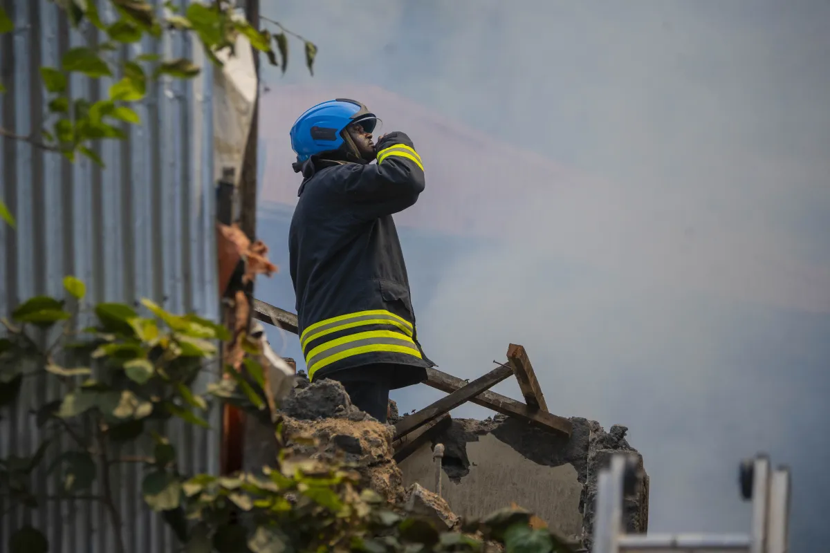 Les équipes de secours ont également réussi à maîtriser le feu et à empêcher sa propagation aux habitations voisines. Toutefois, une dizaine de ménages ont perdu leurs biens.