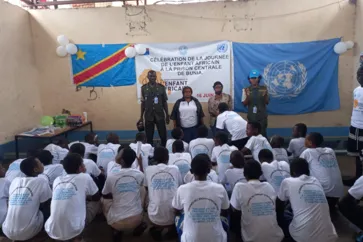 À Beni, une délégation composée du personnel de l’Unité d’appui à l’administration pénitentiaire, appuyée par les contingents des Casques bleus malawites, indonésiens, kenyans, népalais et tanzaniens, s’est rendue à la prison urbaine ainsi qu’à l’Établissement de garde pour enfants.