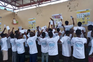 À Beni, une délégation composée du personnel de l’Unité d’appui à l’administration pénitentiaire, appuyée par les contingents des Casques bleus malawites, indonésiens, kenyans, népalais et tanzaniens, s’est rendue à la prison urbaine ainsi qu’à l’Établissement de garde pour enfants.