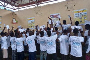 À Beni, une délégation composée du personnel de l’Unité d’appui à l’administration pénitentiaire, appuyée par les contingents des Casques bleus malawites, indonésiens, kenyans, népalais et tanzaniens, s’est rendue à la prison urbaine ainsi qu’à l’Établissement de garde pour enfants.