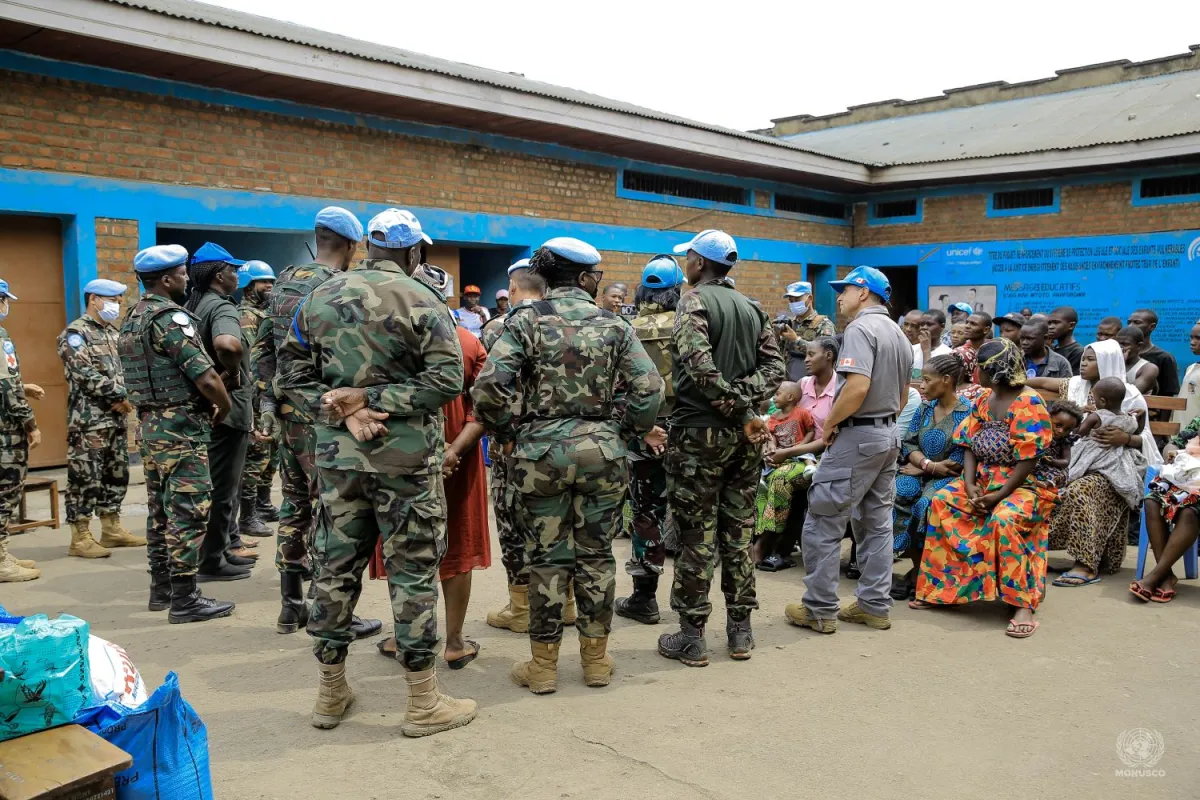 À Beni, une délégation composée du personnel de l’Unité d’appui à l’administration pénitentiaire, appuyée par les contingents des Casques bleus malawites, indonésiens, kenyans, népalais et tanzaniens, s’est rendue à la prison urbaine ainsi qu’à l’Établissement de garde pour enfants.