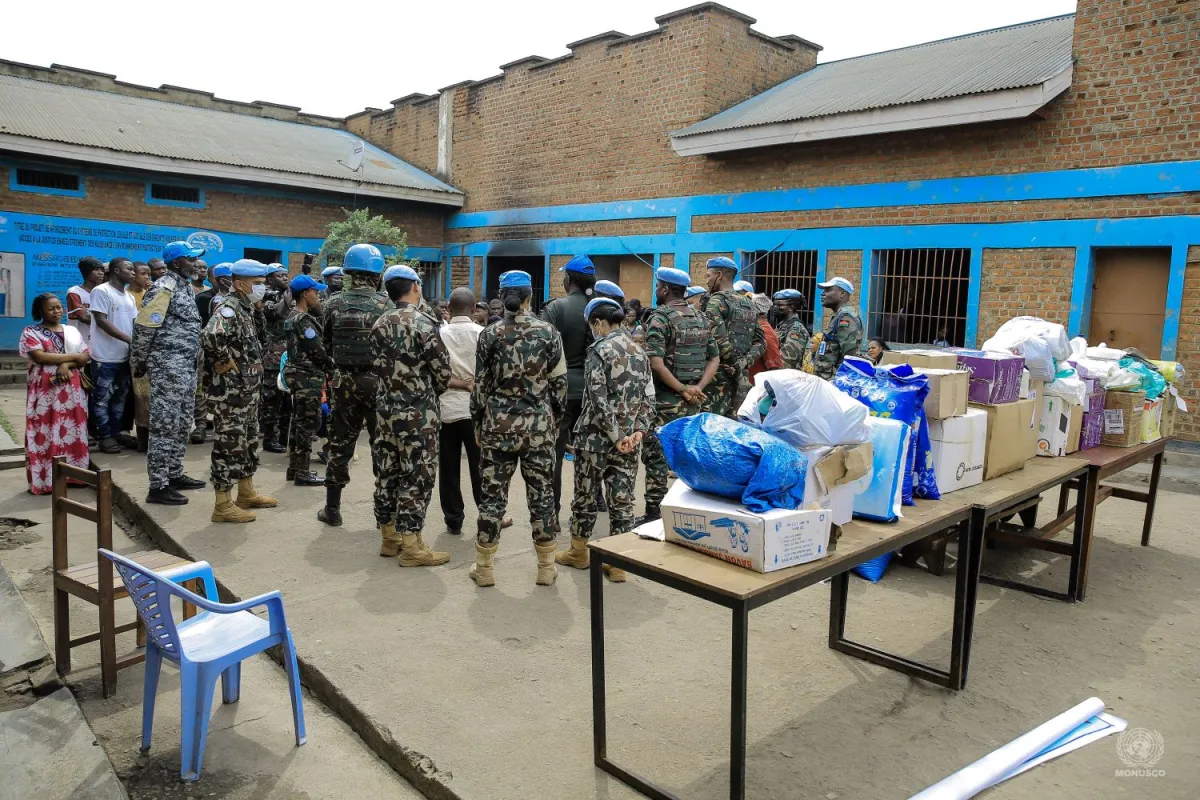 À Beni, une délégation composée du personnel de l’Unité d’appui à l’administration pénitentiaire, appuyée par les contingents des Casques bleus malawites, indonésiens, kenyans, népalais et tanzaniens, s’est rendue à la prison urbaine ainsi qu’à l’Établissement de garde pour enfants.