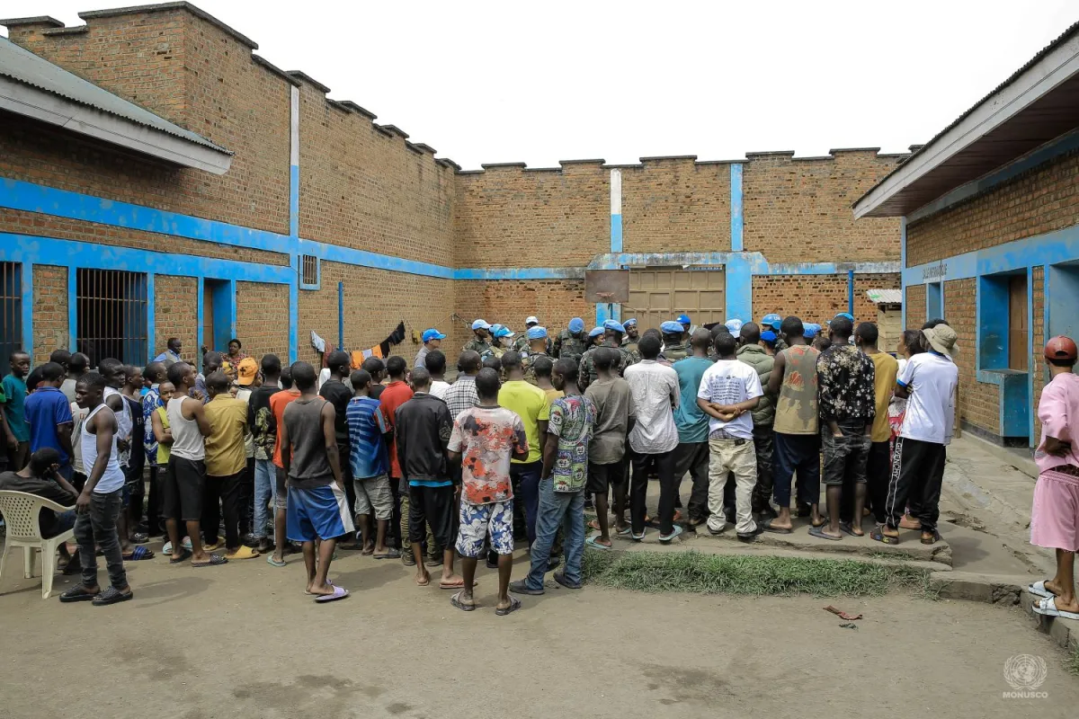 À Beni, une délégation composée du personnel de l’Unité d’appui à l’administration pénitentiaire, appuyée par les contingents des Casques bleus malawites, indonésiens, kenyans, népalais et tanzaniens, s’est rendue à la prison urbaine ainsi qu’à l’Établissement de garde pour enfants.