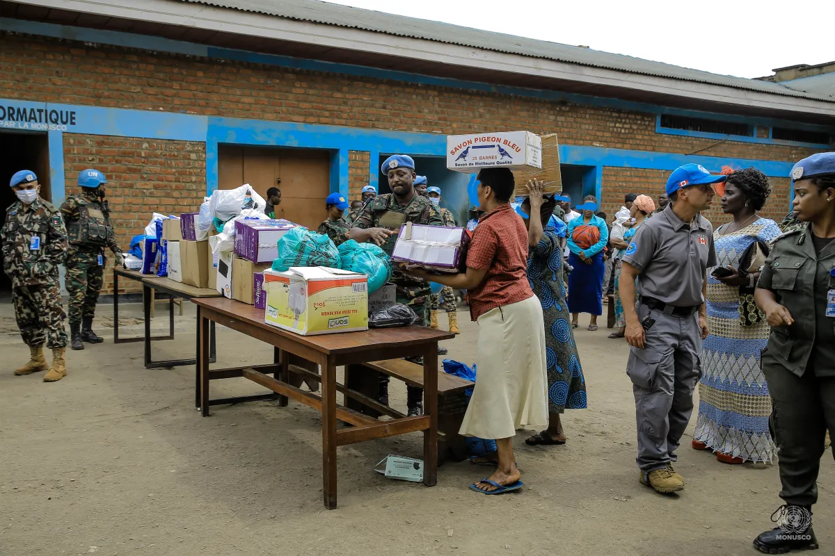 À Beni, une délégation composée du personnel de l’Unité d’appui à l’administration pénitentiaire, appuyée par les contingents des Casques bleus malawites, indonésiens, kenyans, népalais et tanzaniens, s’est rendue à la prison urbaine ainsi qu’à l’Établissement de garde pour enfants.