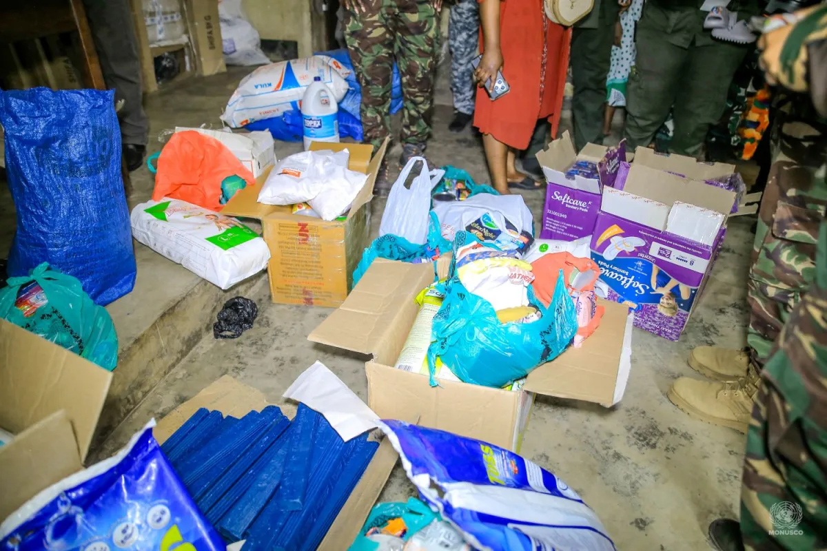 À Beni, une délégation composée du personnel de l’Unité d’appui à l’administration pénitentiaire, appuyée par les contingents des Casques bleus malawites, indonésiens, kenyans, népalais et tanzaniens, s’est rendue à la prison urbaine ainsi qu’à l’Établissement de garde pour enfants.