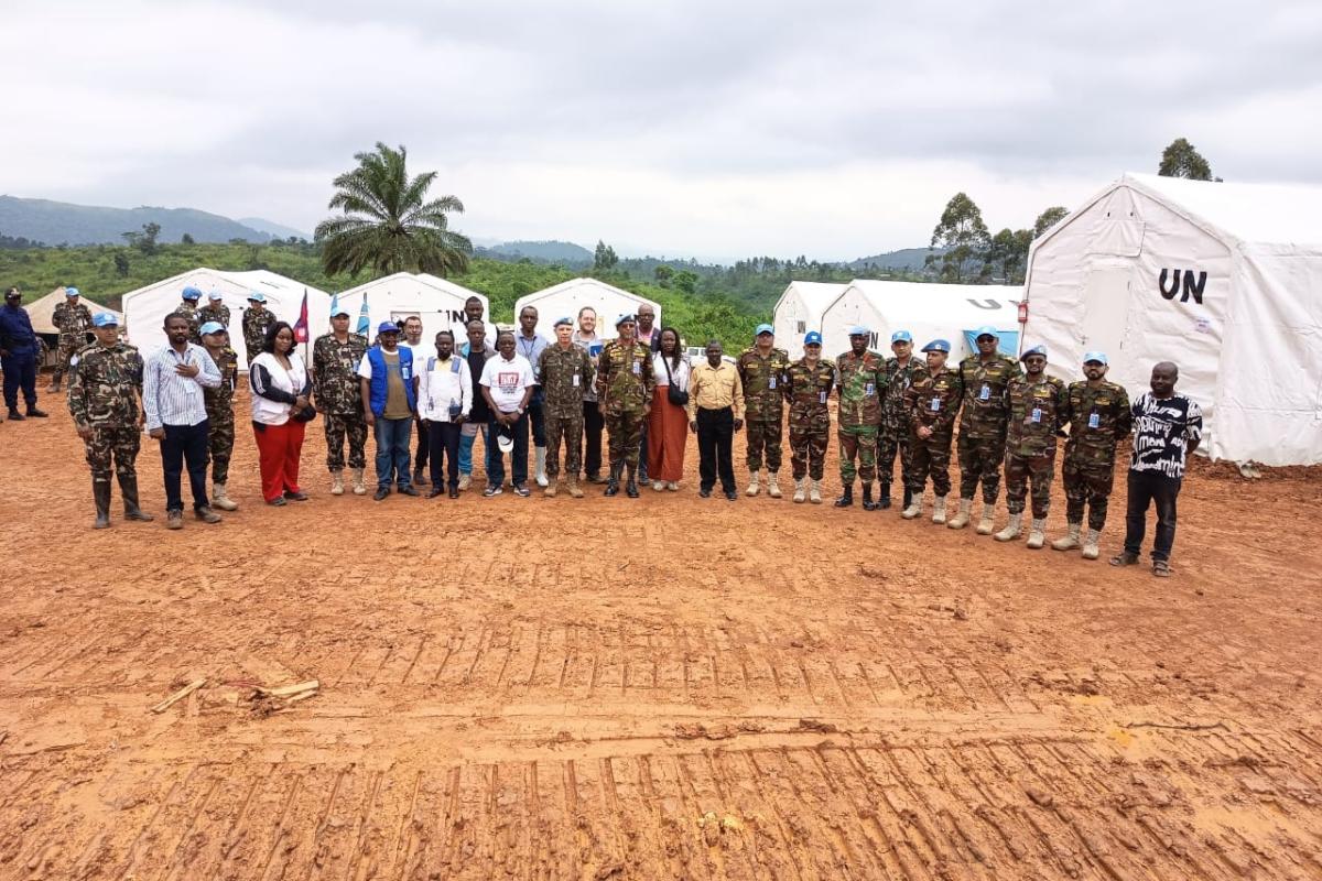 Accompagné du Commandant du Secteur Nord, le Général Md. Saiful Alam Bhuiyan, et du Commandant du contingent népalais, le Colonel Deepak Khadka, le Commandant de la Force a rencontré les troupes et passé en revue les activités conduites depuis la base opérationnelle mobile de la MONUSCO.