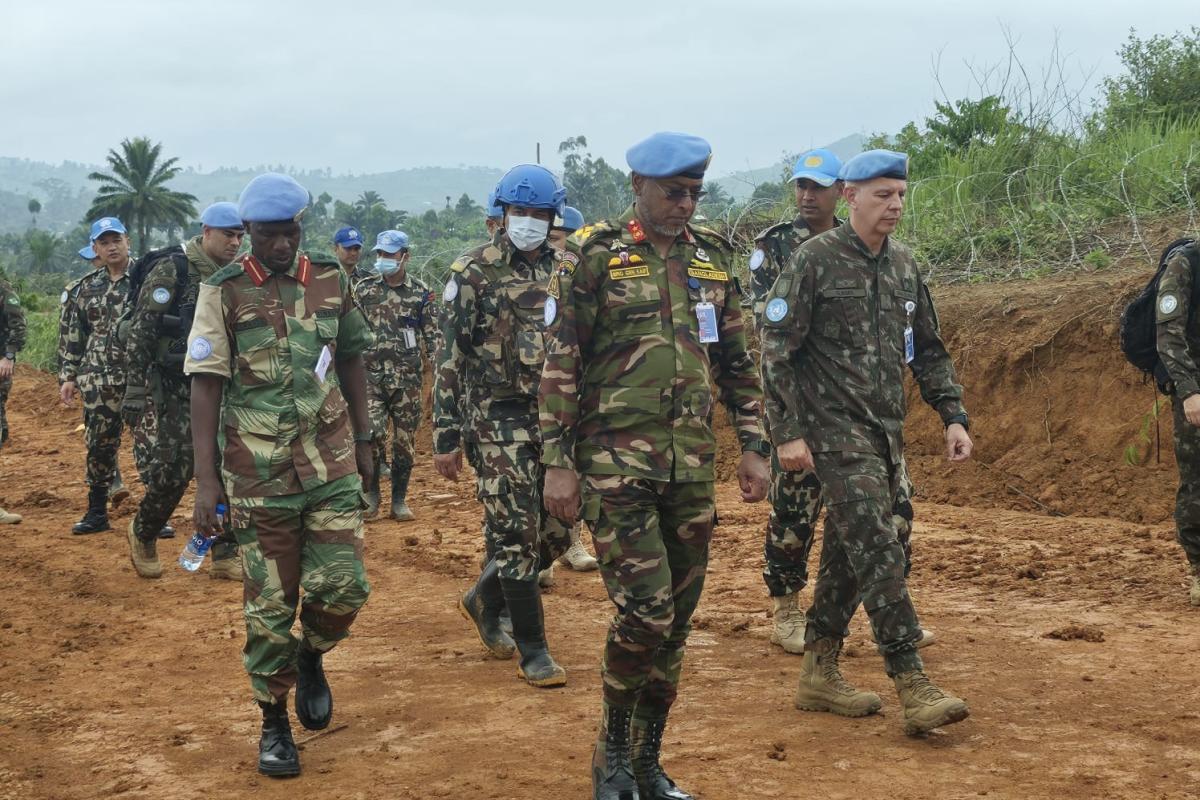 Accompagné du Commandant du Secteur Nord, le Général Md. Saiful Alam Bhuiyan, et du Commandant du contingent népalais, le Colonel Deepak Khadka, le Commandant de la Force a rencontré les troupes et passé en revue les activités conduites depuis la base opérationnelle mobile de la MONUSCO.