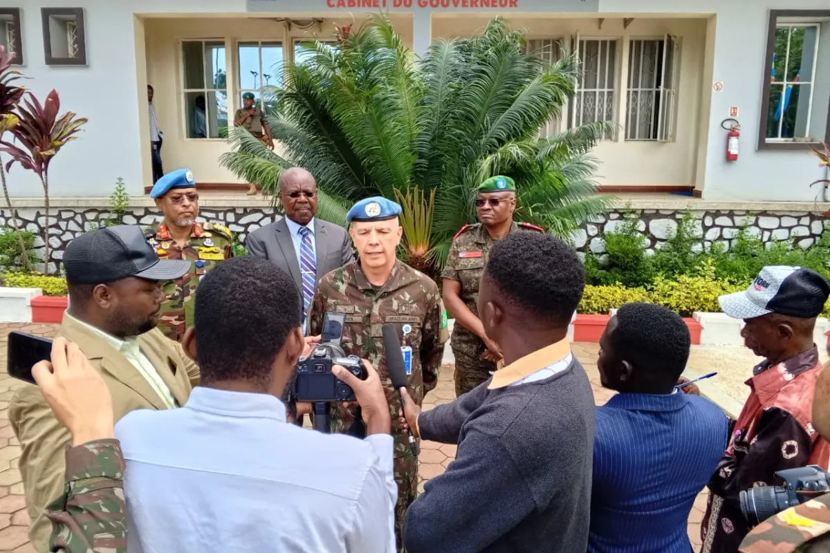 Accompagné du Commandant du Secteur Nord, le Général Md. Saiful Alam Bhuiyan, et du Commandant du contingent népalais, le Colonel Deepak Khadka, le Commandant de la Force a rencontré les troupes et passé en revue les activités conduites depuis la base opérationnelle mobile de la MONUSCO.