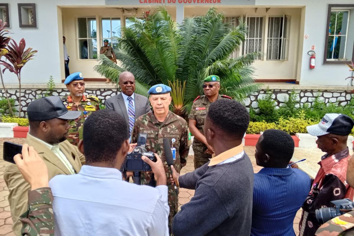 Accompagné du Commandant du Secteur Nord, le Général Md. Saiful Alam Bhuiyan, et du Commandant du contingent népalais, le Colonel Deepak Khadka, le Commandant de la Force a rencontré les troupes et passé en revue les activités conduites depuis la base opérationnelle mobile de la MONUSCO.