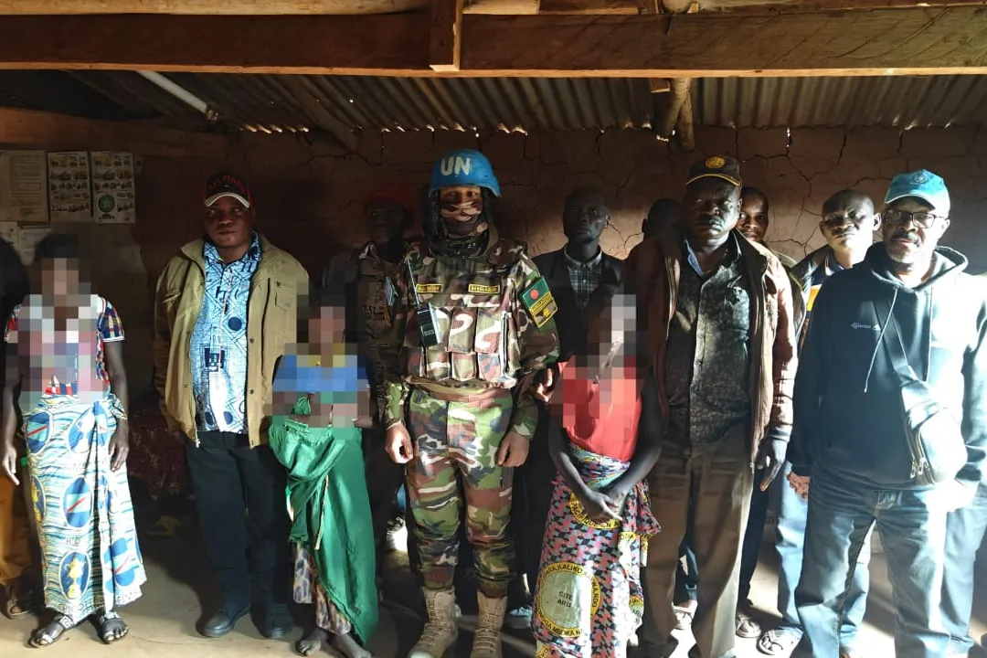 Following these consultations, the parties agreed that the two girls would be handed over to MONUSCO peacekeepers stationed in Rhoo, the locality closest to the area where they were being held.