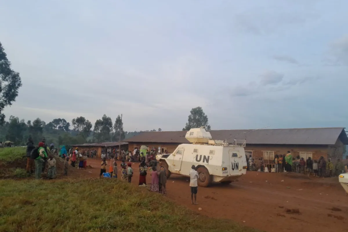 Craignant pour leur sécurité, des milliers de personnes, dont des femmes, des enfants et des personnes âgées, se sont dirigées vers la base opérationnelle temporaire de la MONUSCO située à proximité du site de déplacés.