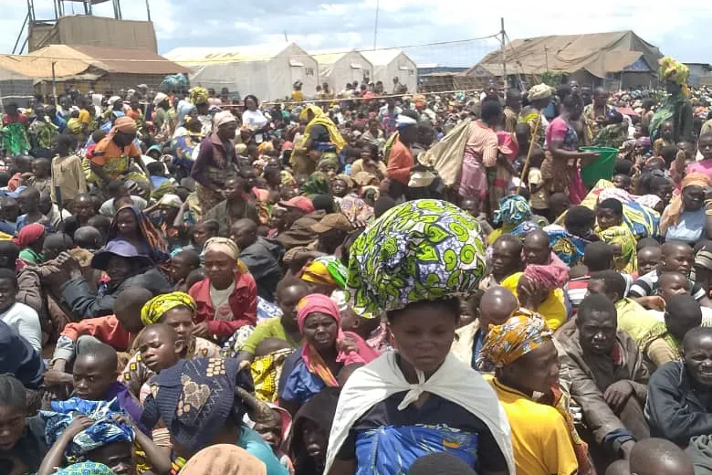 Craignant pour leur sécurité, des milliers de personnes, dont des femmes, des enfants et des personnes âgées, se sont dirigées vers la base opérationnelle temporaire de la MONUSCO située à proximité du site de déplacés.