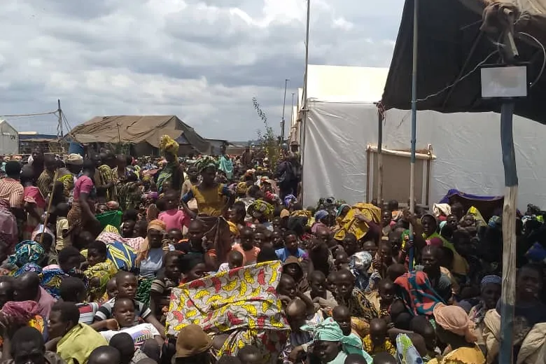 Craignant pour leur sécurité, des milliers de personnes, dont des femmes, des enfants et des personnes âgées, se sont dirigées vers la base opérationnelle temporaire de la MONUSCO située à proximité du site de déplacés.