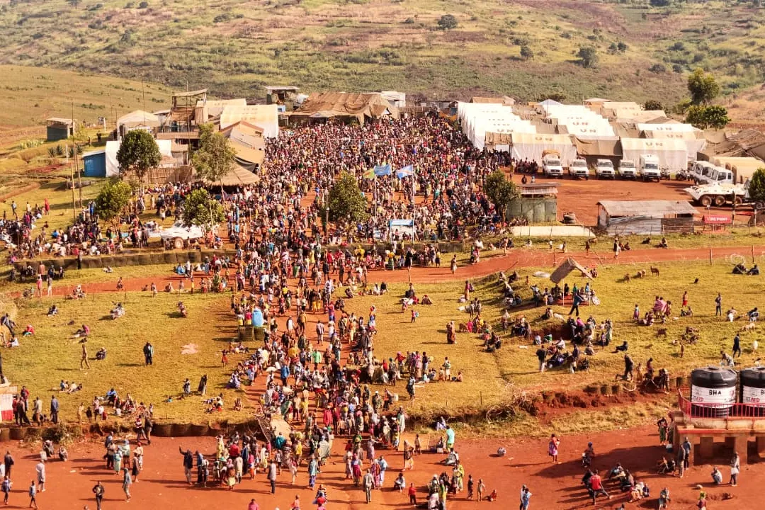 Craignant pour leur sécurité, des milliers de personnes, dont des femmes, des enfants et des personnes âgées, se sont dirigées vers la base opérationnelle temporaire de la MONUSCO située à proximité du site de déplacés.