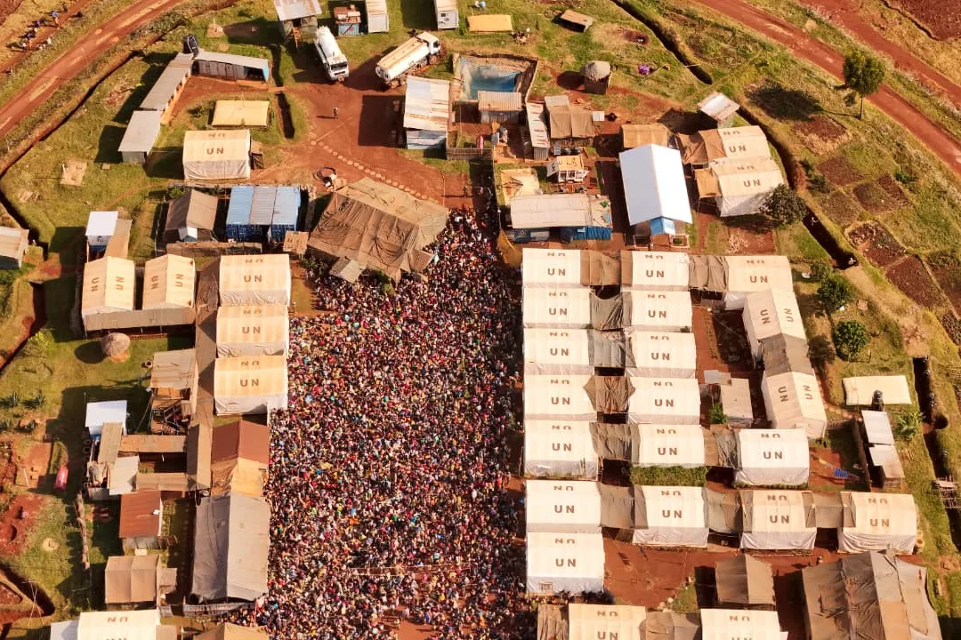 Craignant pour leur sécurité, des milliers de personnes, dont des femmes, des enfants et des personnes âgées, se sont dirigées vers la base opérationnelle temporaire de la MONUSCO située à proximité du site de déplacés.
