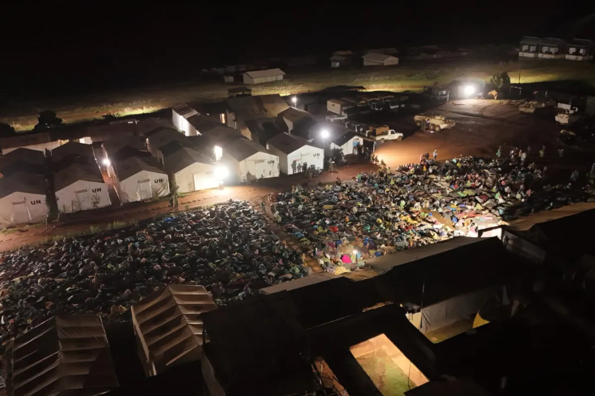 Craignant pour leur sécurité, des milliers de personnes, dont des femmes, des enfants et des personnes âgées, se sont dirigées vers la base opérationnelle temporaire de la MONUSCO située à proximité du site de déplacés.