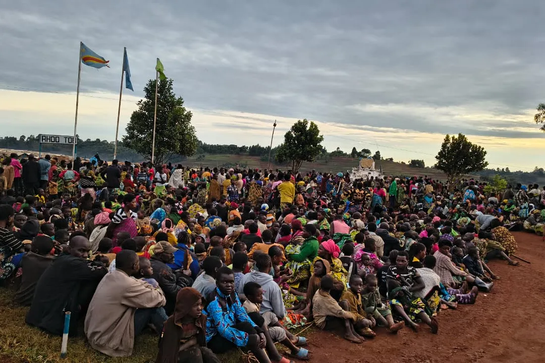 Craignant pour leur sécurité, des milliers de personnes, dont des femmes, des enfants et des personnes âgées, se sont dirigées vers la base opérationnelle temporaire de la MONUSCO située à proximité du site de déplacés.