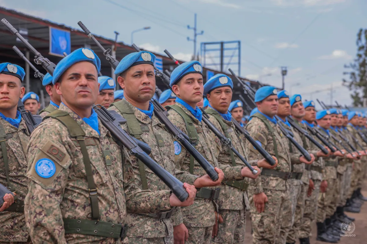 La cérémonie de Goma s’inscrit dans une histoire plus large : celle de 25 années d’engagement uruguayen dans les opérations de maintien de la paix des Nations Unies en Afrique. 