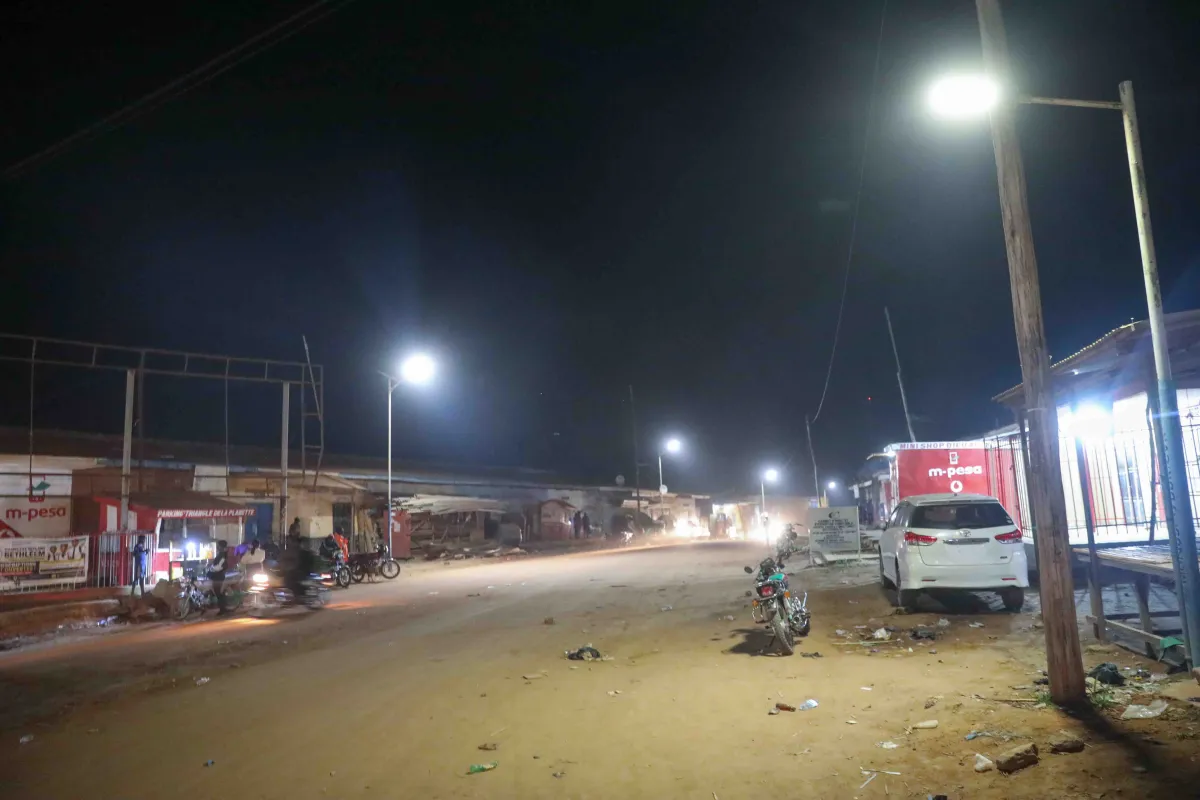 Plus de trois ans après le lancement d’un projet d’éclairage public soutenu par la MONUSCO, les lampadaires solaires continuent de contribuer à la sécurité des habitants et à la vie économique locale.