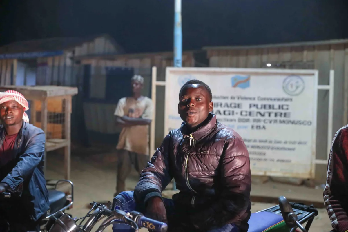 Plus de trois ans après le lancement d’un projet d’éclairage public soutenu par la MONUSCO, les lampadaires solaires continuent de contribuer à la sécurité des habitants et à la vie économique locale.